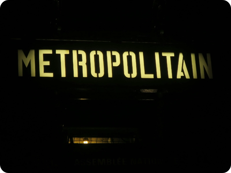 Texte lumineux « METROPOLITAIN »