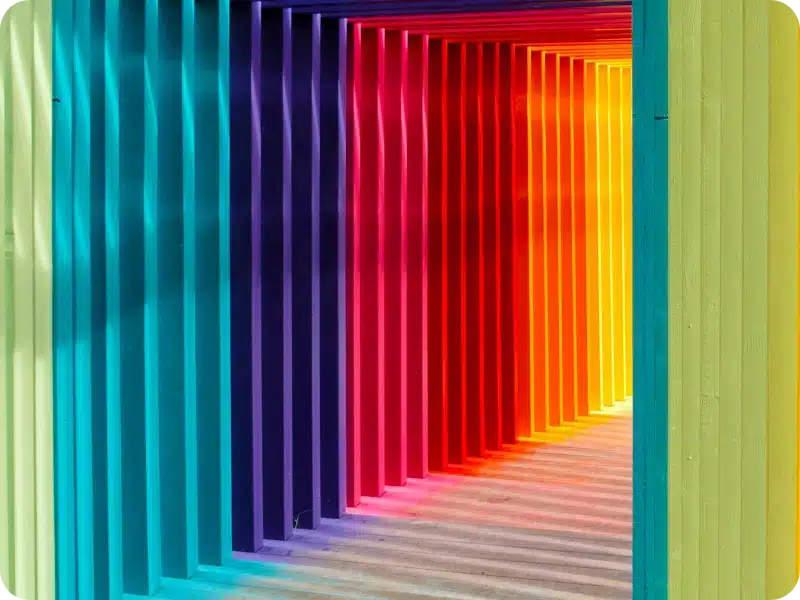 Poteaux en bois colorés de toutes les couleurs
