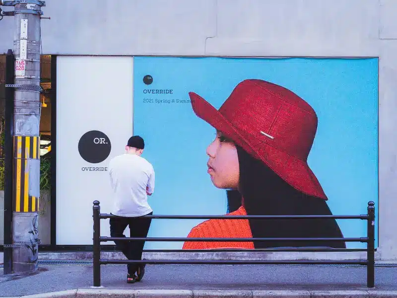 Un panneau publicitaire dans une rue