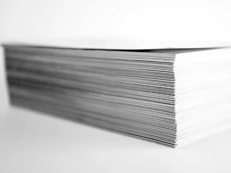Pile de feuilles de papier blanches