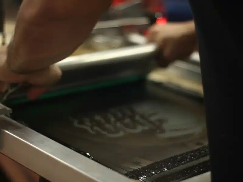 Application de l’encre sur l’écran de sérigraphie
