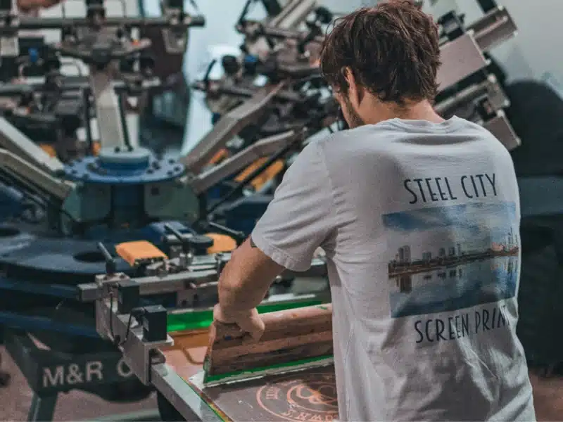 Une personne gérant un carrousel de sérigraphie