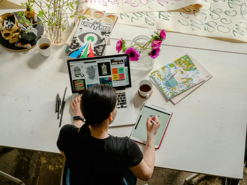 Une femme travaillant sur un logiciel graphique